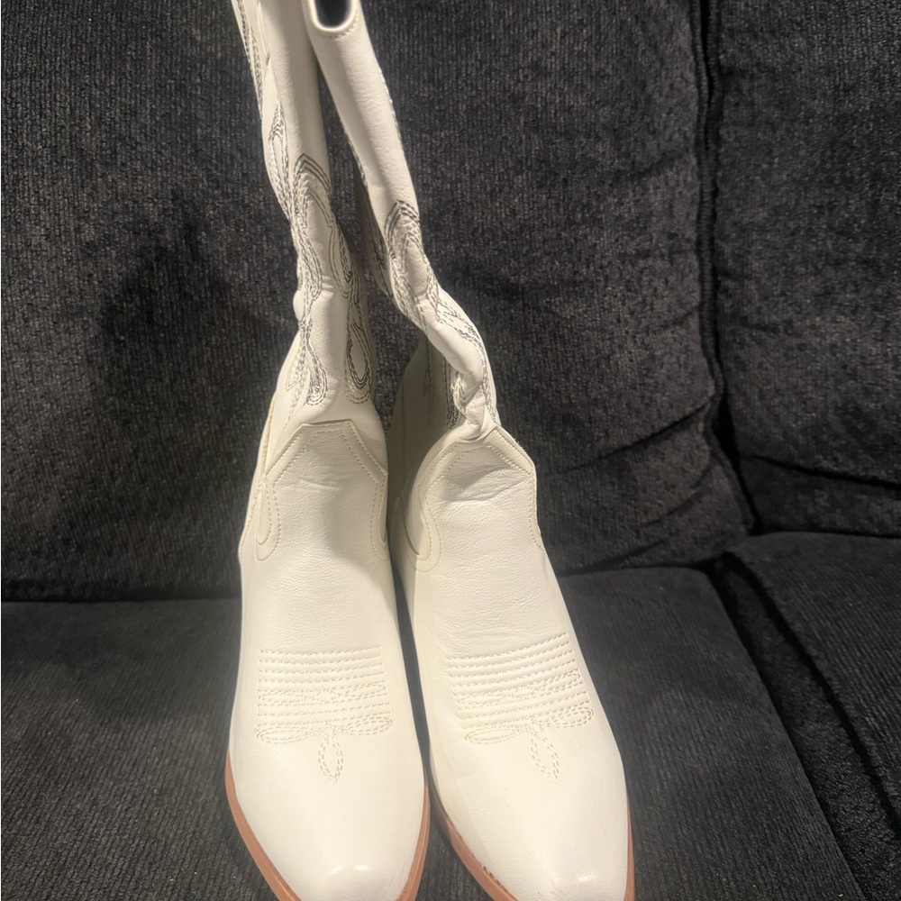 White Western-Style Women's Boots - Picture 7 of 7